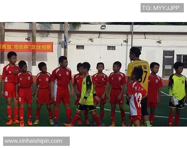 如何绘制小学足球明星的生动形象与精彩瞬间技巧分享